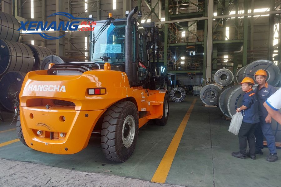 Xe nâng dầu 16 tấn Hangcha phù hợp để nâng hạ sản phẩm công nghiệp có tải trọng cực lớn.