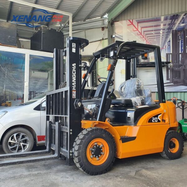 Xe nâng dầu 2 tấn