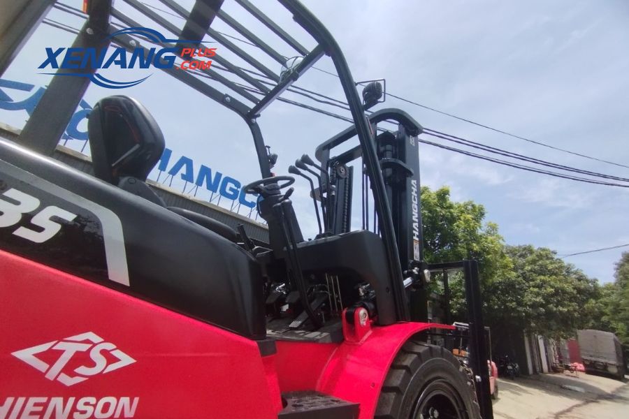 Cận cảnh cabin buồng lái của xe nâng dầu 3.5 tấn Hangcha.