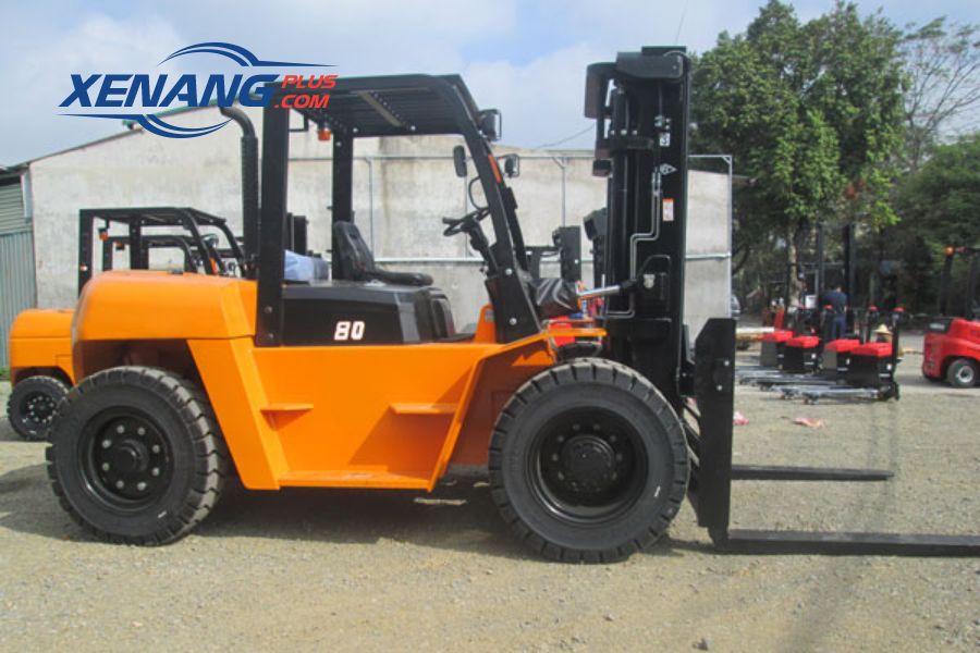 Xe nâng dầu 8 tấn có khả năng xử lý hàng hóa với tải trọng siêu nặng.