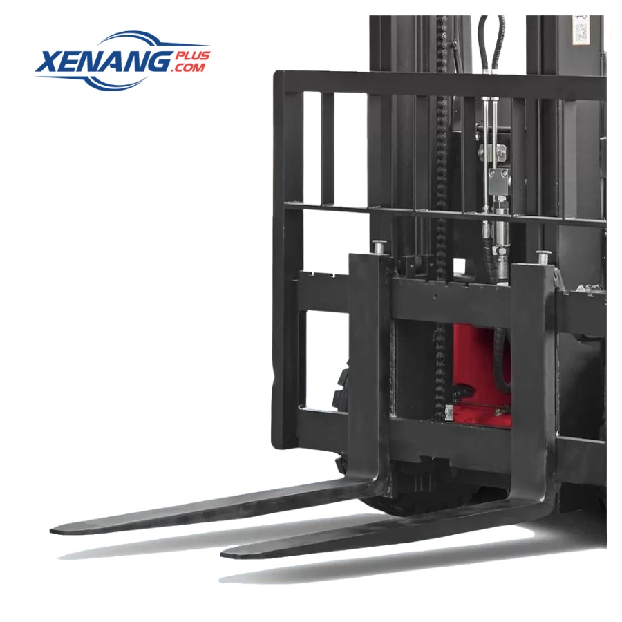 Xe được trang bị cột nâng chắc chắn