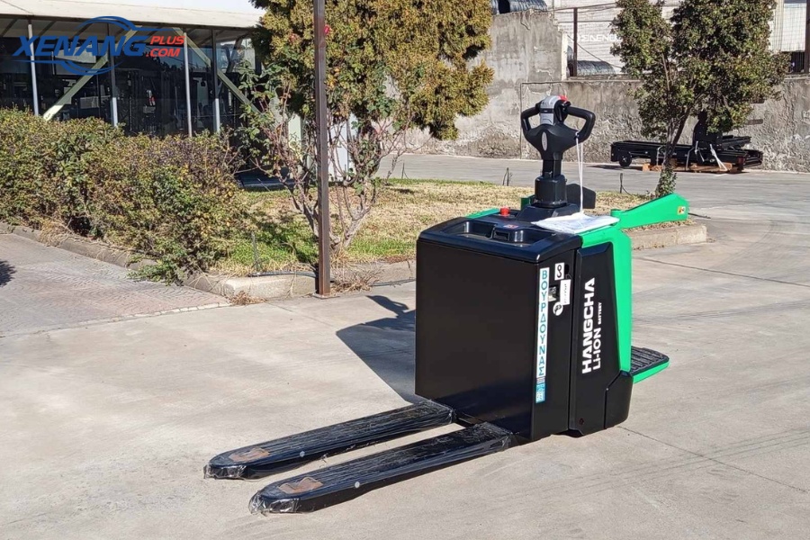 Xe nâng điện đứng lái 2 tấn là dòng thiết bị được sử dụng phổ biến trong các kho hàng