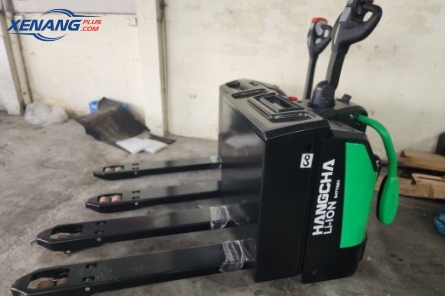 Khu vực đứng lái được thiết kế gọn gàng, an toàn và thuận tiện cho người điều khiển