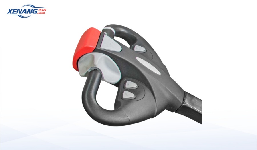 Tay điều khiển của xe tích hợp nút bấm cho các chức năng tiến, lùi,...