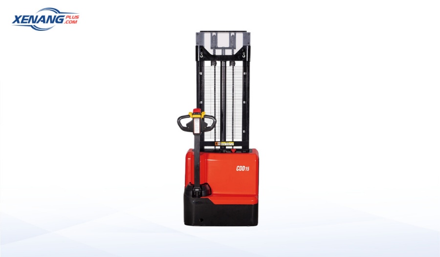Tay điều khiển của xe tích hợp các nút điều chỉnh nâng – hạ và di chuyển nhanh