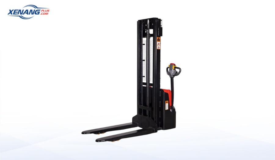 Xe nâng tay điện cao là thiết bị nâng hạ được sử dụng phổ biến trong kho hàng cần vận chuyển hàng trên các kệ cao